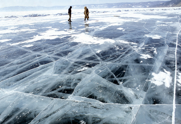 Meterdickes Eis am Baikalsee
